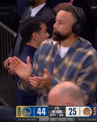 场边库里看高兴了！小佩顿外线连中两记三分球 勇士领先19分打停